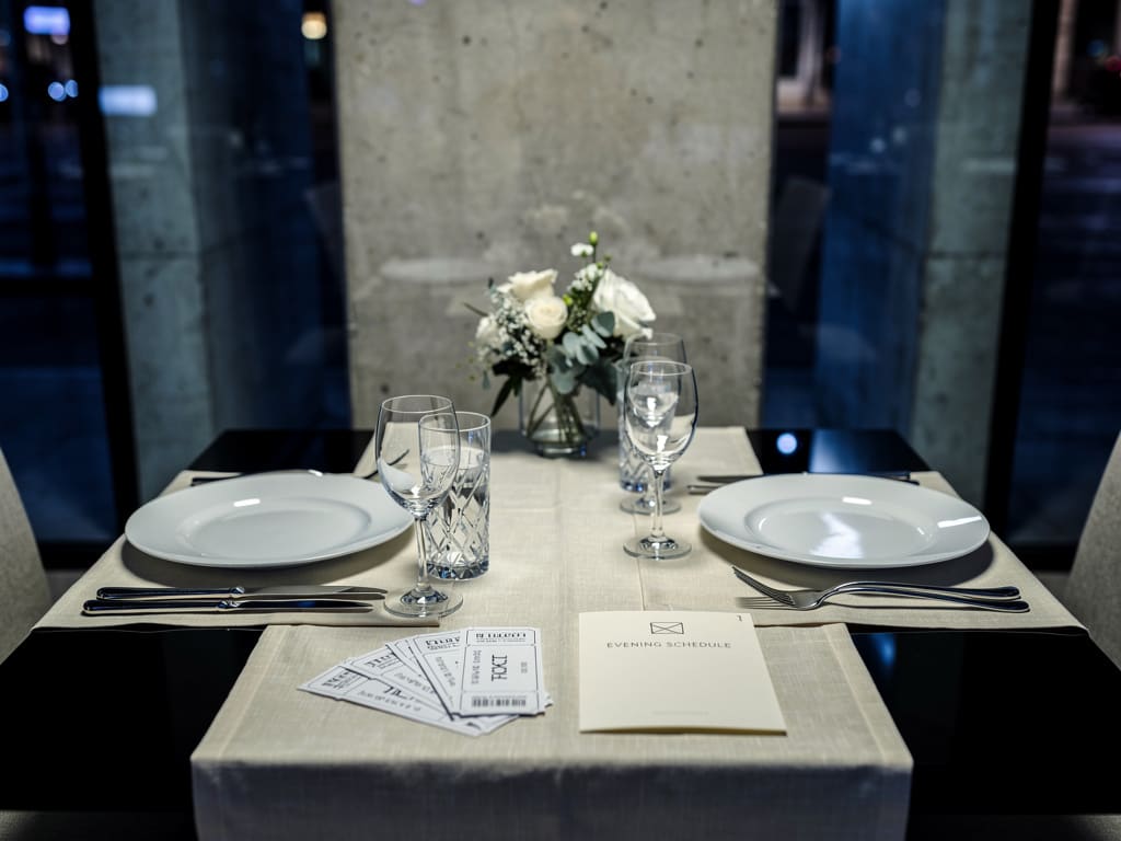 Table de restaurant et documents génériques pour comparer une soirée